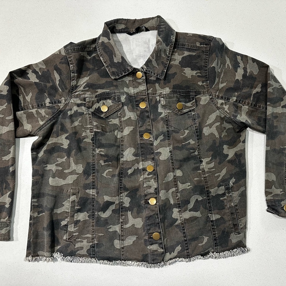 Baccini camo women’s jacket size 1X.